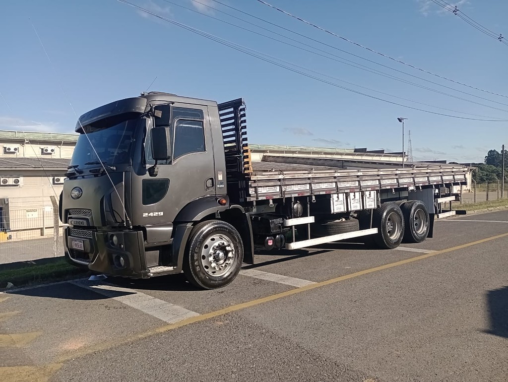 Caminhão FORD CARGO 2429 Grade Baixa ANO 2015 de Luiz Rios no Paraná