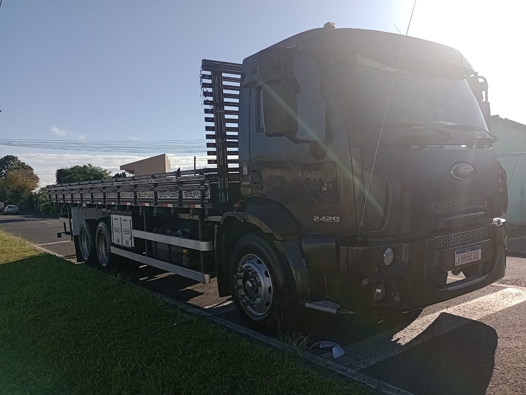 Caminhão FORD CARGO 2429 Grade Baixa ANO 2015 de Luiz Rios no Paraná