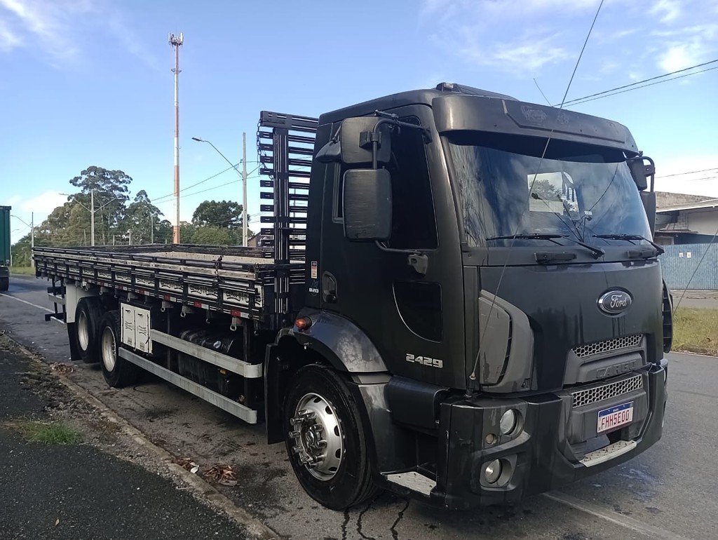 Caminhão FORD CARGO 2429 Grade Baixa ANO 2015 de Luiz Rios no Paraná