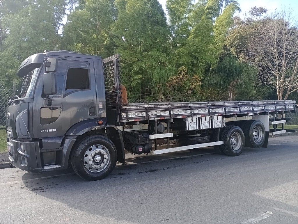 Caminhão FORD CARGO 2429 Grade Baixa ANO 2015 de Luiz Rios no Paraná