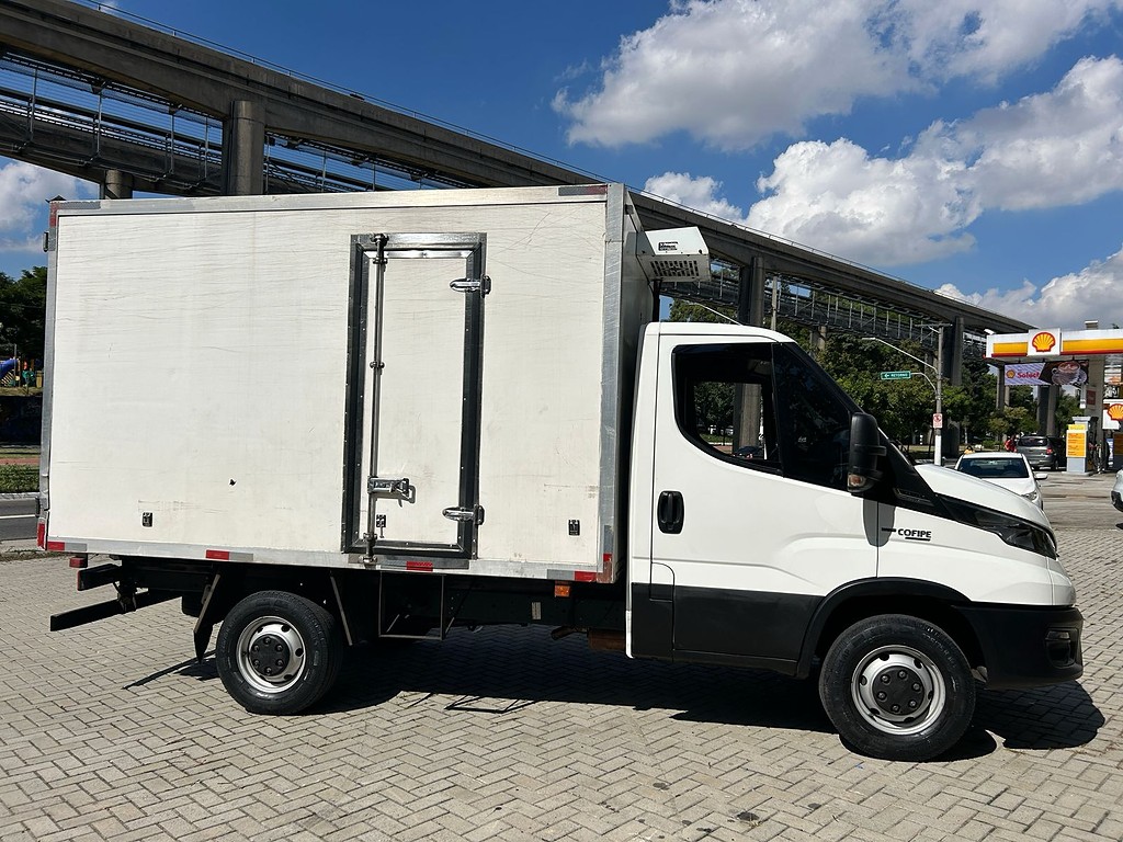 Caminhão IVECO DAILY 35-150 Baú Refrigerado ANO 2022 de Venda Truck Anuncios São Paulo em São Paulo