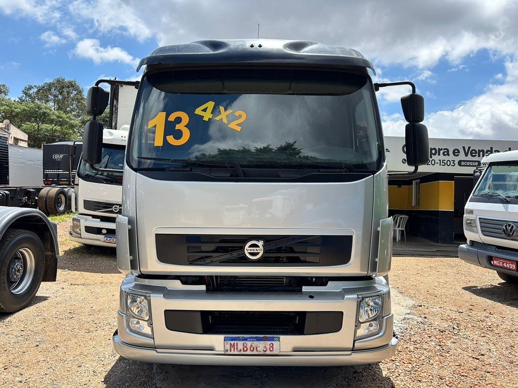 Caminhão VOLVO VM 330 Cavalo Mecânico ANO 2013 de Peregrino Caminhões no Paraná