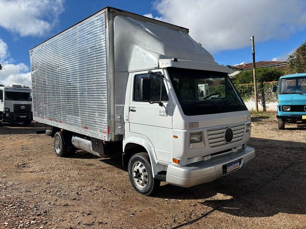 Caminhão VOLKSWAGEN VW 8120 Baú Furgão ANO 2001 de Peregrino Caminhões no Paraná