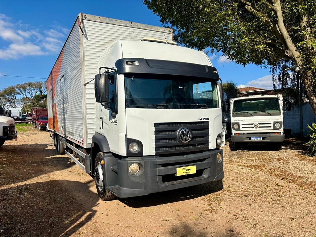 Caminhão VOLKSWAGEN VW 24280 Baú Furgão ANO 2015 de Peregrino Caminhões no Paraná