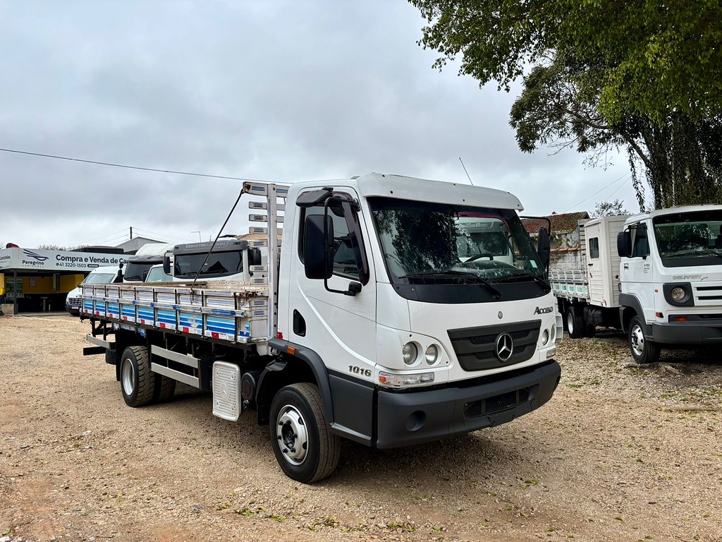 Caminhão MERCEDES BENZ MB 1016 Carroceria ANO 2016 de Peregrino Caminhões no Paraná