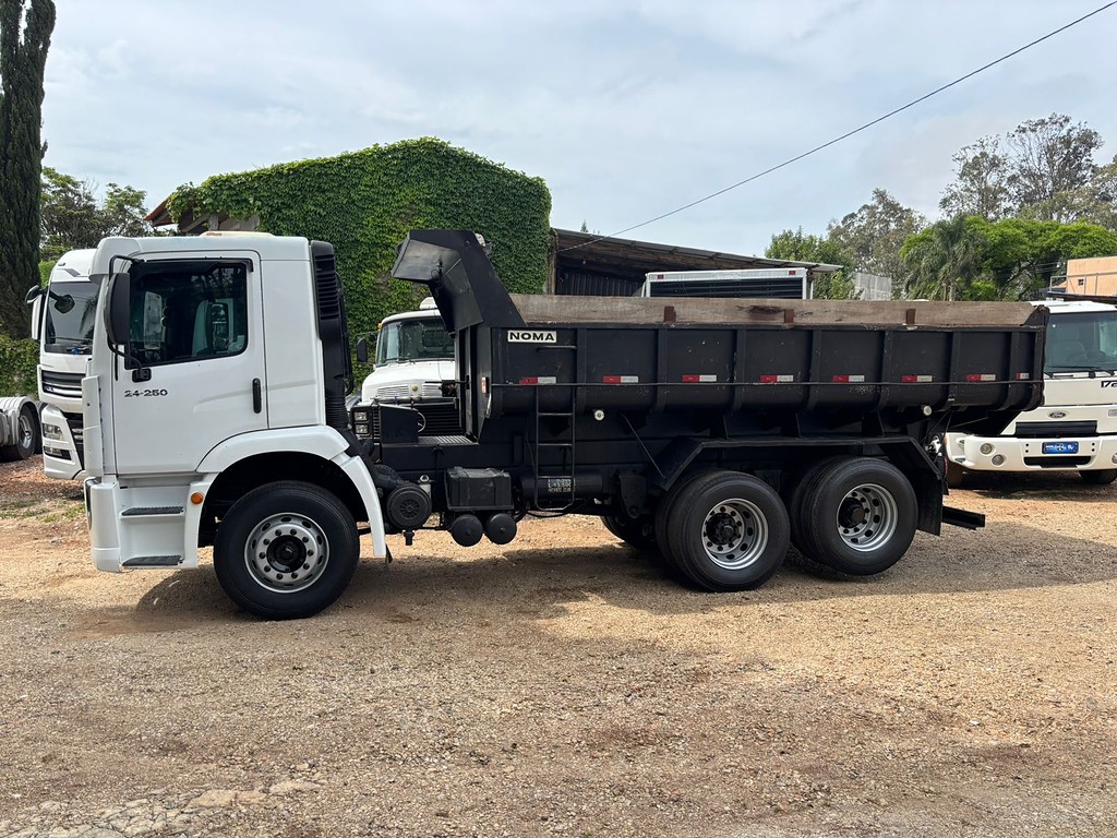 Caminhão VOLKSWAGEN VW 24250 Caçamba Basculante ANO 2009 de Peregrino Caminhões no Paraná