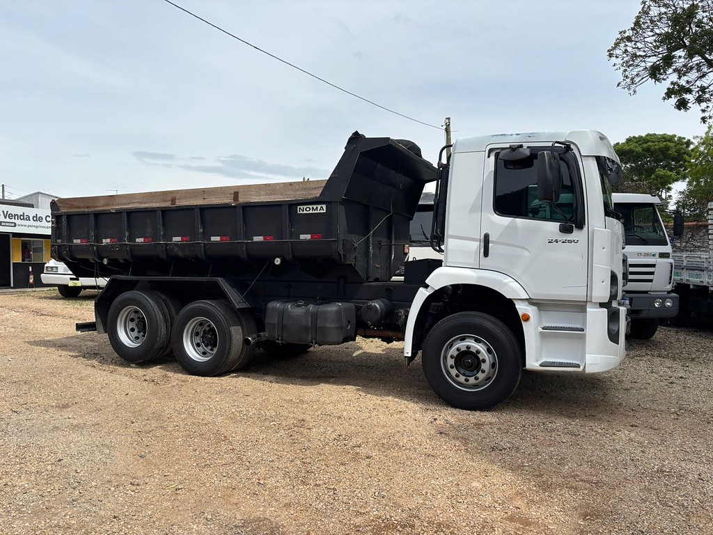 Caminhão VOLKSWAGEN VW 24250 Caçamba Basculante ANO 2009 de Peregrino Caminhões no Paraná