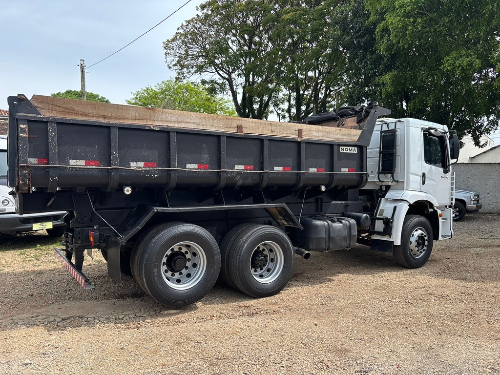 Caminhão VOLKSWAGEN VW 24250 Caçamba Basculante ANO 2009 de Peregrino Caminhões no Paraná