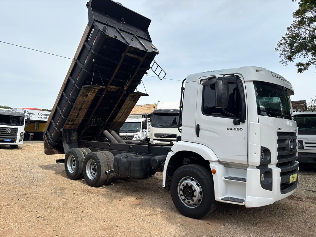 Caminhão VOLKSWAGEN VW 24250 Caçamba Basculante ANO 2009 de Peregrino Caminhões no Paraná