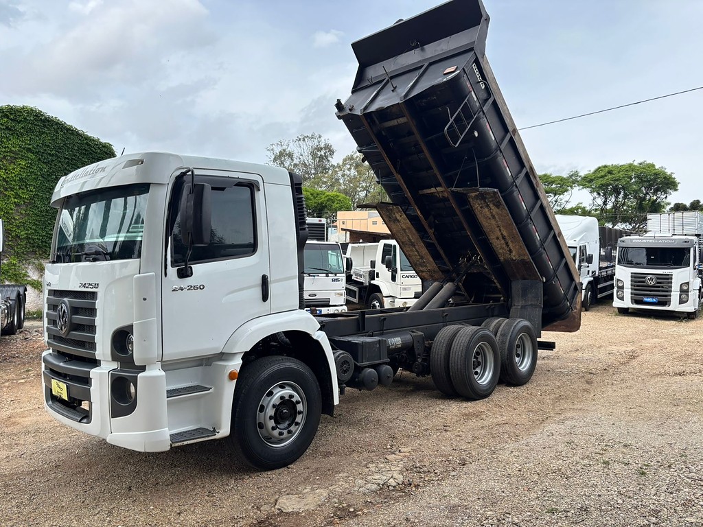 Caminhão VOLKSWAGEN VW 24250 Caçamba Basculante ANO 2009 de Peregrino Caminhões no Paraná