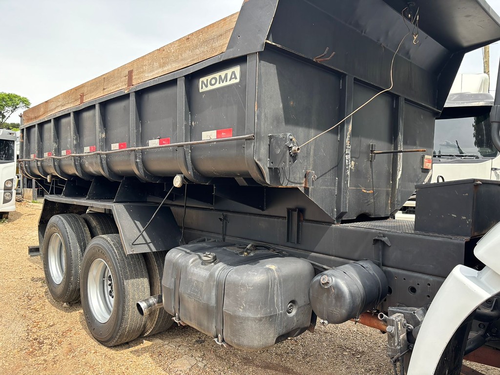 Caminhão VOLKSWAGEN VW 24250 Caçamba Basculante ANO 2009 de Peregrino Caminhões no Paraná