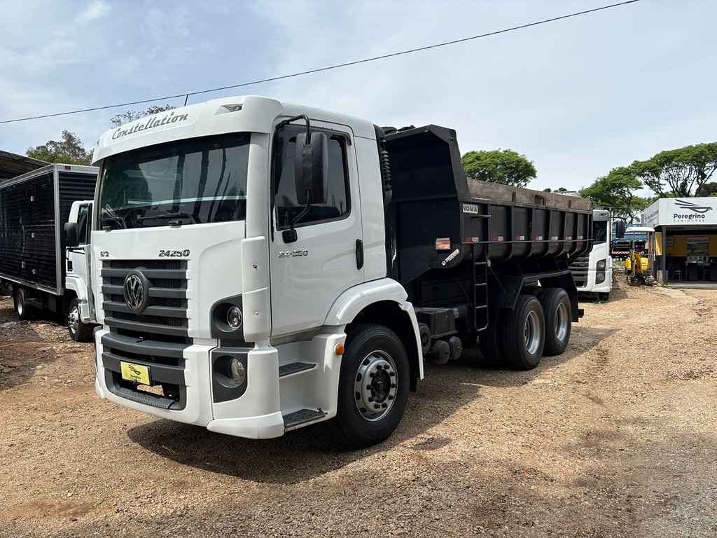 Caminhão VOLKSWAGEN VW 24250 Caçamba Basculante ANO 2009 de Peregrino Caminhões no Paraná