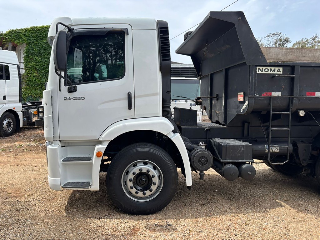 Caminhão VOLKSWAGEN VW 24250 Caçamba Basculante ANO 2009 de Peregrino Caminhões no Paraná