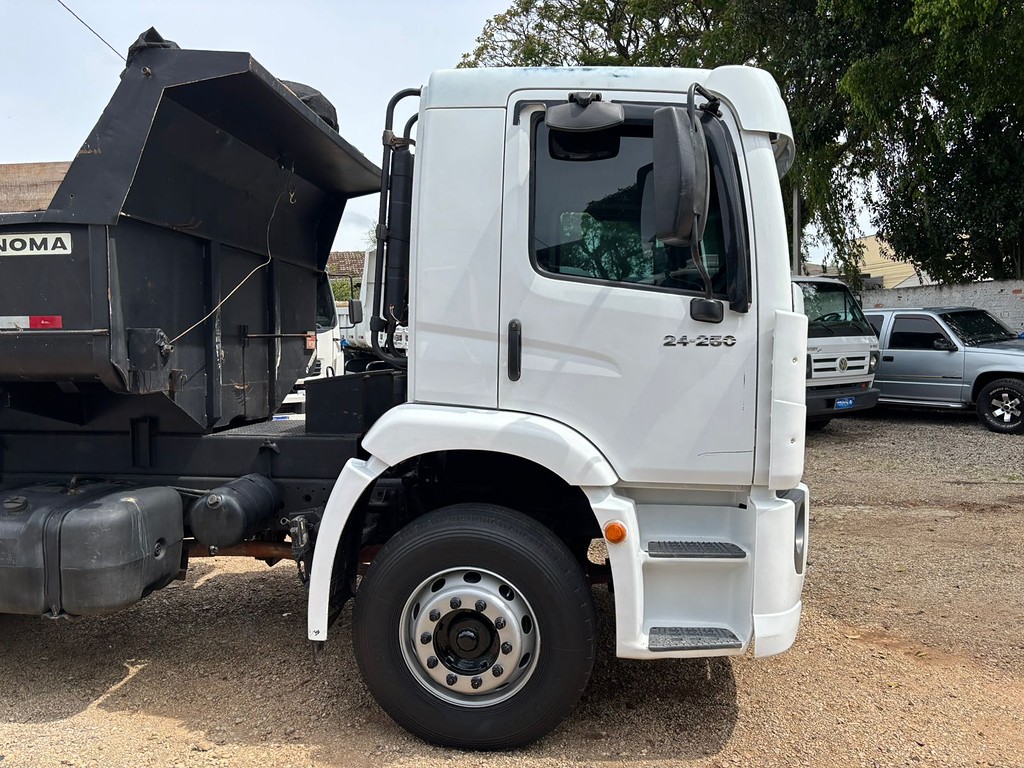 Caminhão VOLKSWAGEN VW 24250 Caçamba Basculante ANO 2009 de Peregrino Caminhões no Paraná