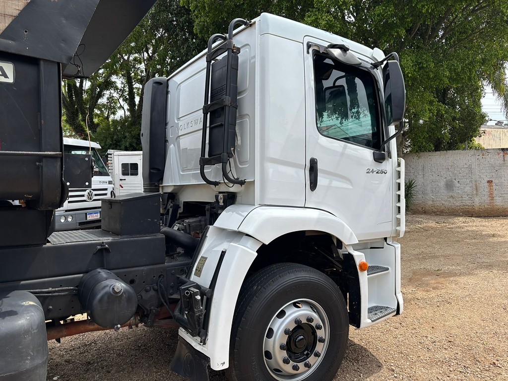 Caminhão VOLKSWAGEN VW 24250 Caçamba Basculante ANO 2009 de Peregrino Caminhões no Paraná
