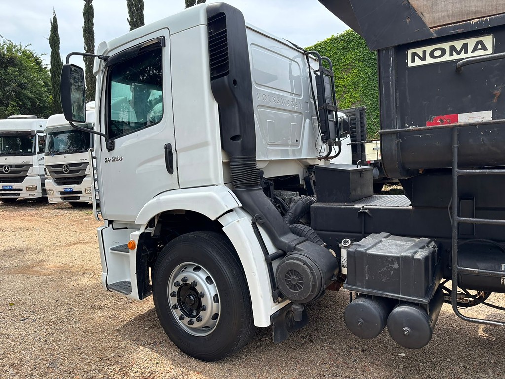 Caminhão VOLKSWAGEN VW 24250 Caçamba Basculante ANO 2009 de Peregrino Caminhões no Paraná