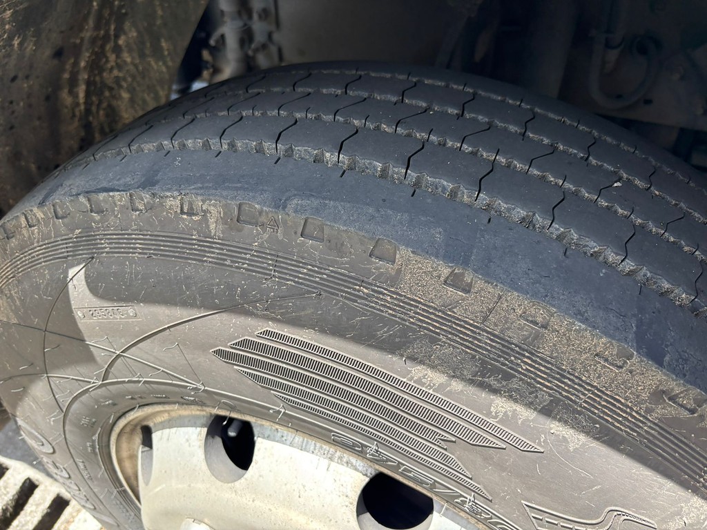 Caminhão VOLVO VM 260 Baú Furgão ANO 2009 de Peregrino Caminhões no Paraná