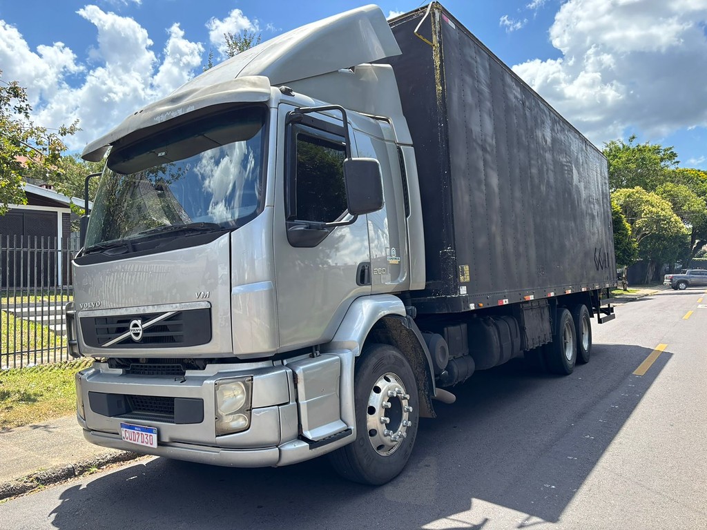 Caminhão VOLVO VM 260 Baú Furgão ANO 2009 de Peregrino Caminhões no Paraná