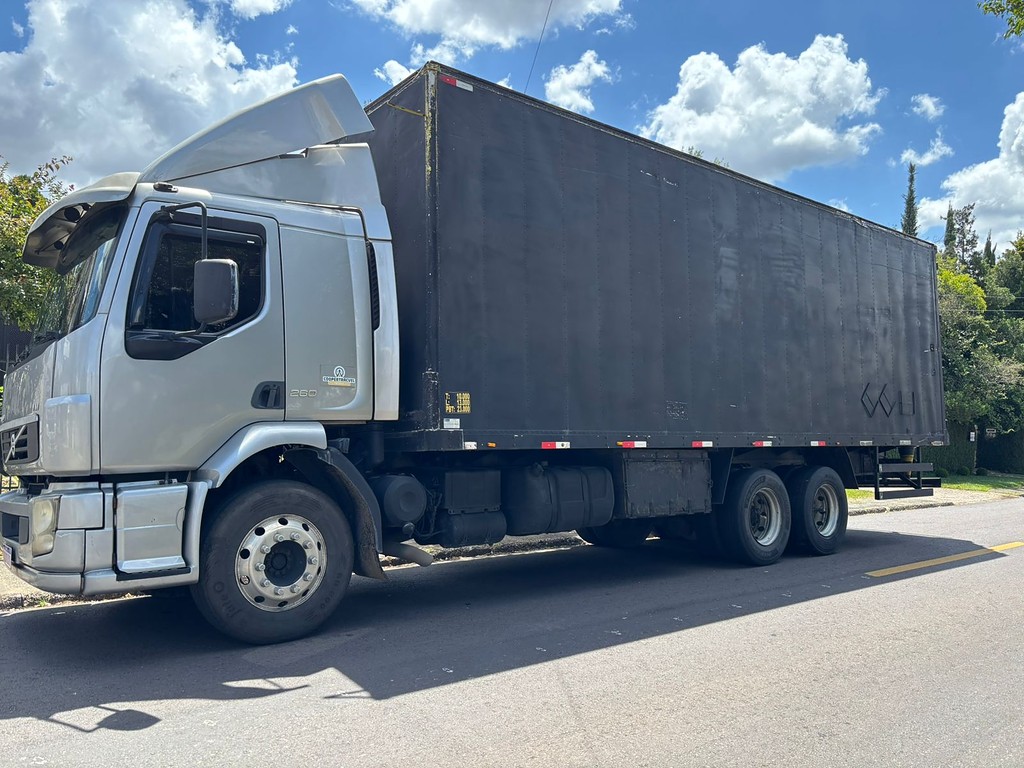 Caminhão VOLVO VM 260 Baú Furgão ANO 2009 de Peregrino Caminhões no Paraná
