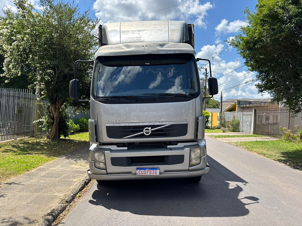 Caminhão VOLVO VM 260 Baú Furgão ANO 2009 de Peregrino Caminhões no Paraná