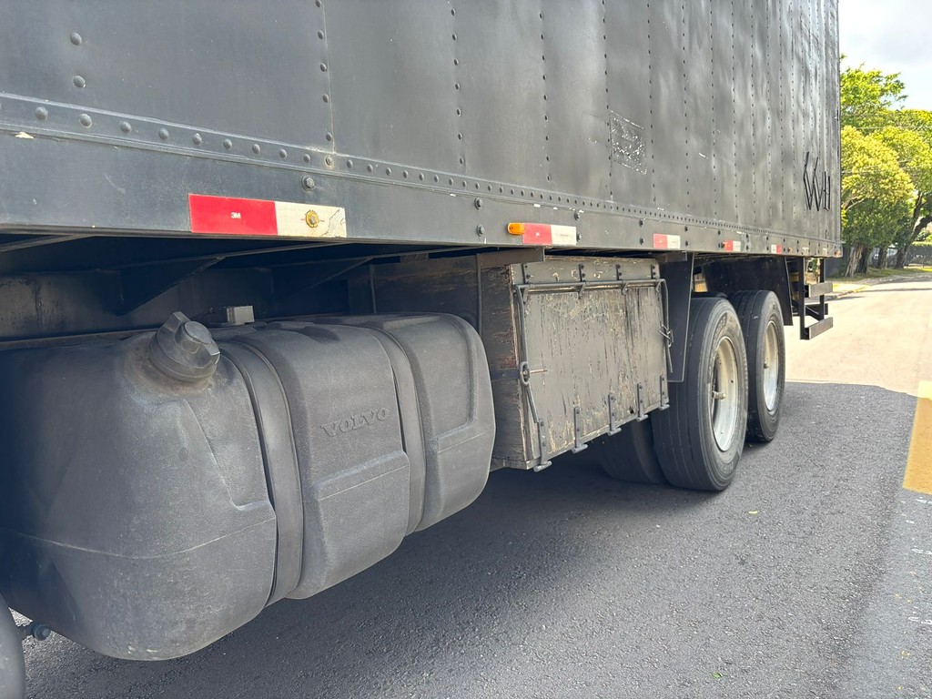 Caminhão VOLVO VM 260 Baú Furgão ANO 2009 de Peregrino Caminhões no Paraná