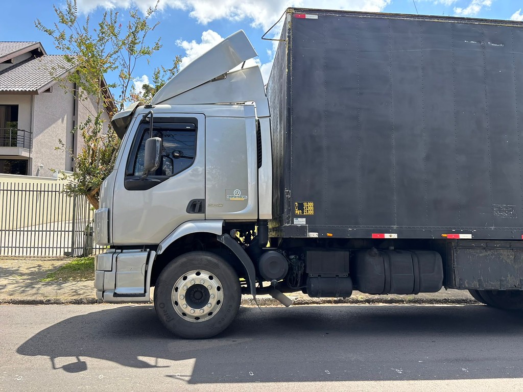 Caminhão VOLVO VM 260 Baú Furgão ANO 2009 de Peregrino Caminhões no Paraná