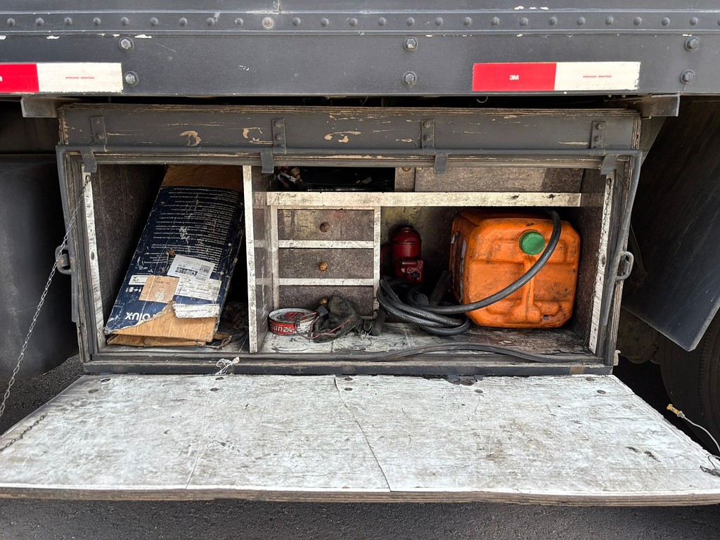 Caminhão VOLVO VM 260 Baú Furgão ANO 2009 de Peregrino Caminhões no Paraná