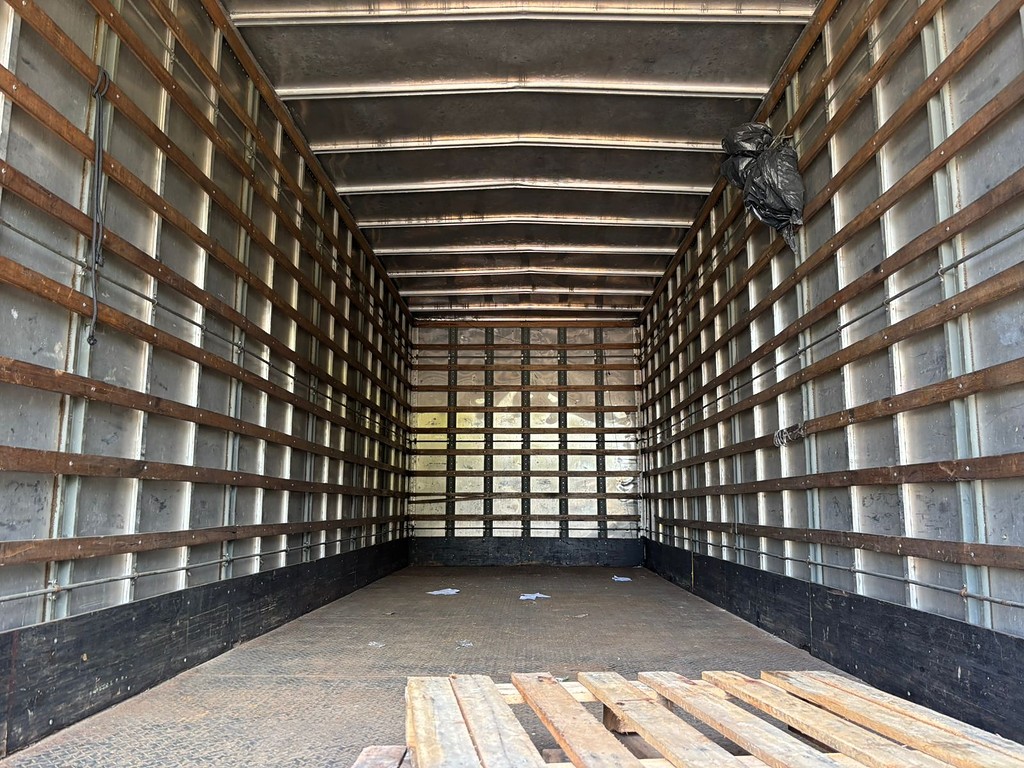 Caminhão VOLVO VM 260 Baú Furgão ANO 2009 de Peregrino Caminhões no Paraná