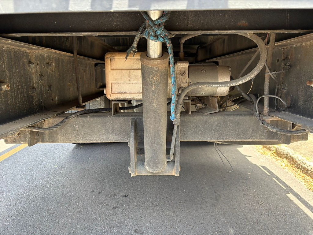 Caminhão VOLVO VM 260 Baú Furgão ANO 2009 de Peregrino Caminhões no Paraná