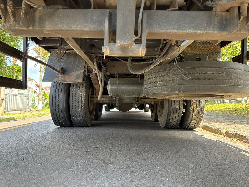 Caminhão VOLVO VM 260 Baú Furgão ANO 2009 de Peregrino Caminhões no Paraná