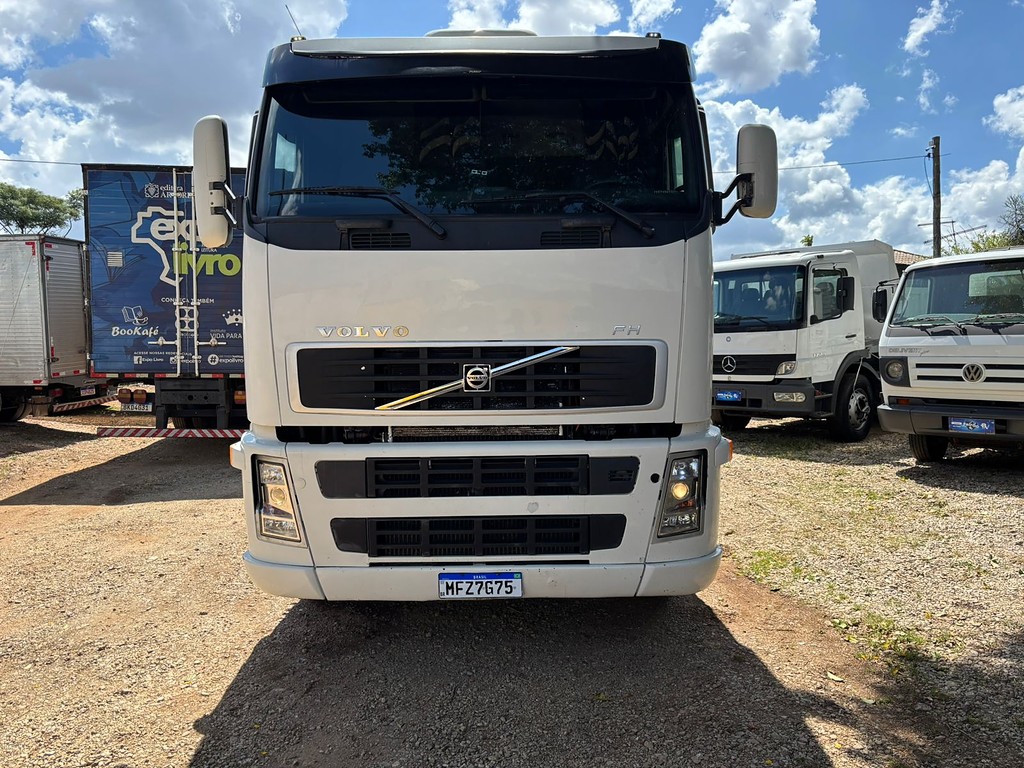 Caminhão VOLVO FH 400 Cavalo Mecânico ANO 2009 de Peregrino Caminhões no Paraná
