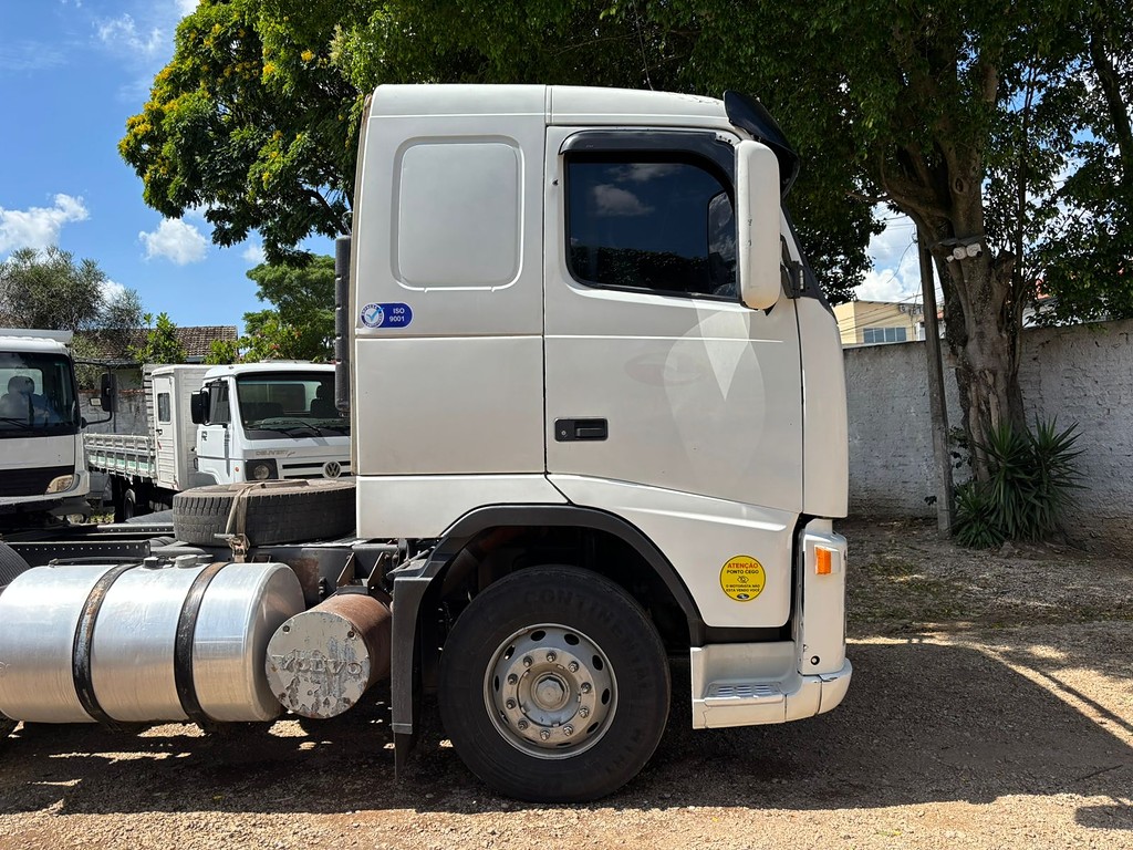 Caminhão VOLVO FH 400 Cavalo Mecânico ANO 2009 de Peregrino Caminhões no Paraná