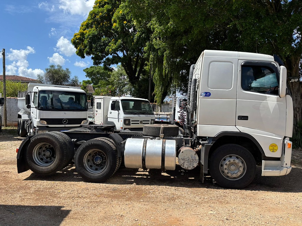 Caminhão VOLVO FH 400 Cavalo Mecânico ANO 2009 de Peregrino Caminhões no Paraná