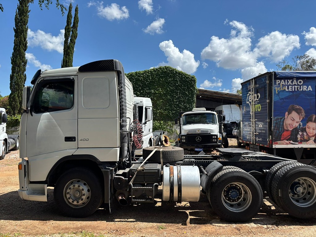 Caminhão VOLVO FH 400 Cavalo Mecânico ANO 2009 de Peregrino Caminhões no Paraná