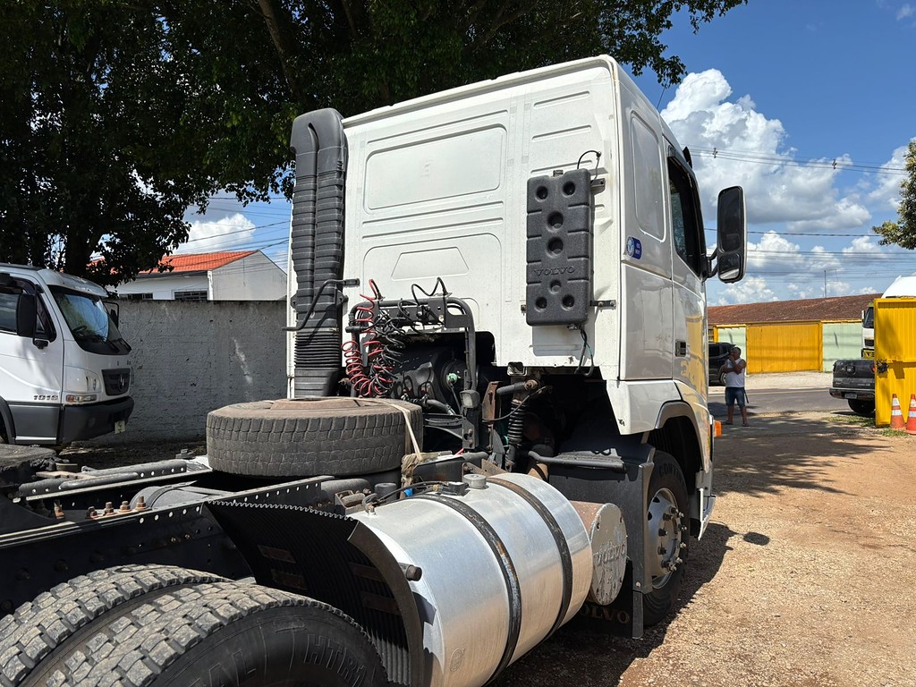 Caminhão VOLVO FH 400 Cavalo Mecânico ANO 2009 de Peregrino Caminhões no Paraná