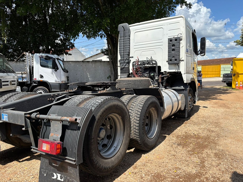 Caminhão VOLVO FH 400 Cavalo Mecânico ANO 2009 de Peregrino Caminhões no Paraná