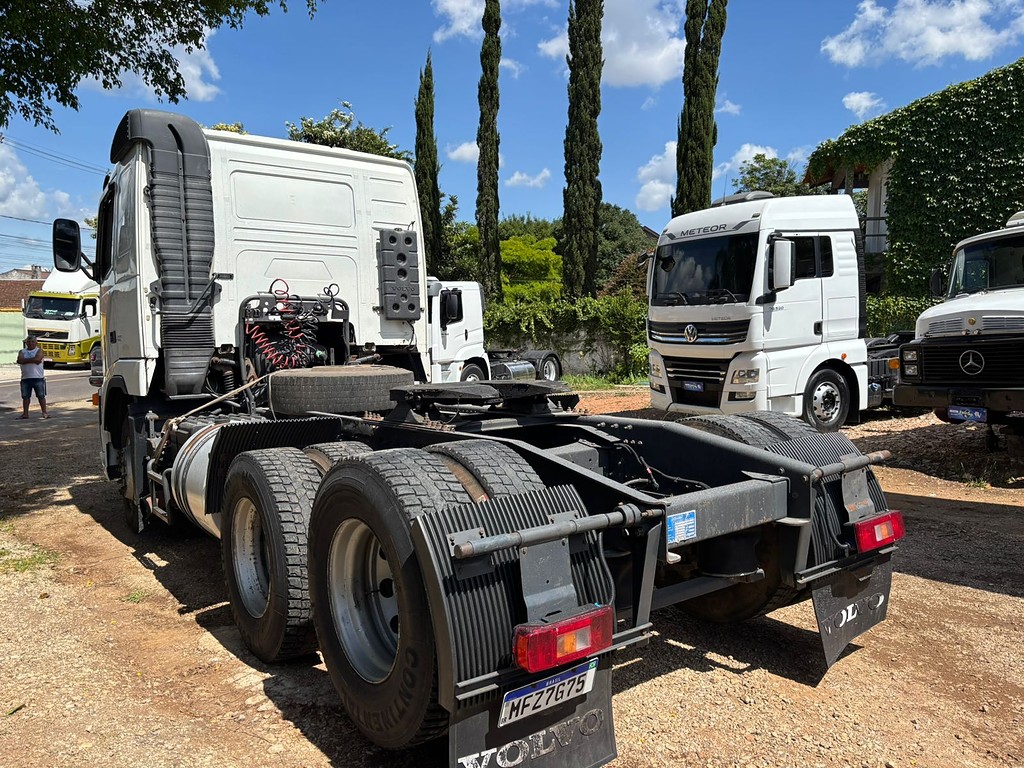 Caminhão VOLVO FH 400 Cavalo Mecânico ANO 2009 de Peregrino Caminhões no Paraná