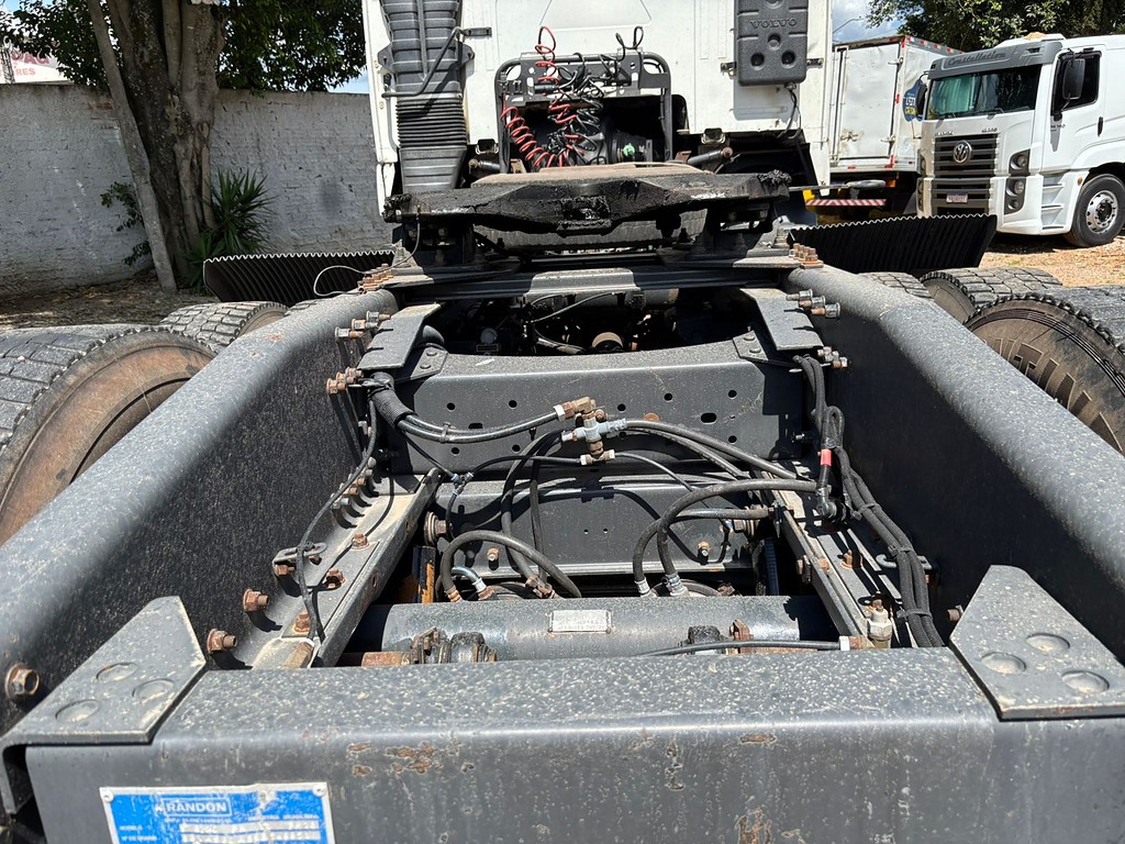 Caminhão VOLVO FH 400 Cavalo Mecânico ANO 2009 de Peregrino Caminhões no Paraná