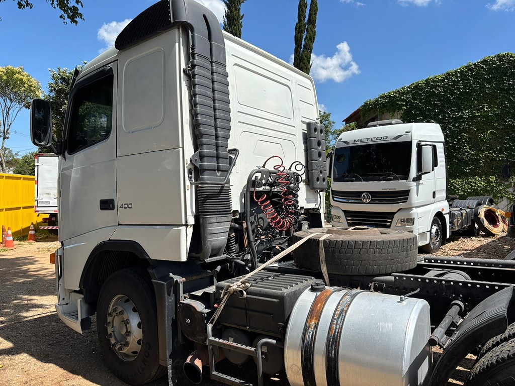 Caminhão VOLVO FH 400 Cavalo Mecânico ANO 2009 de Peregrino Caminhões no Paraná