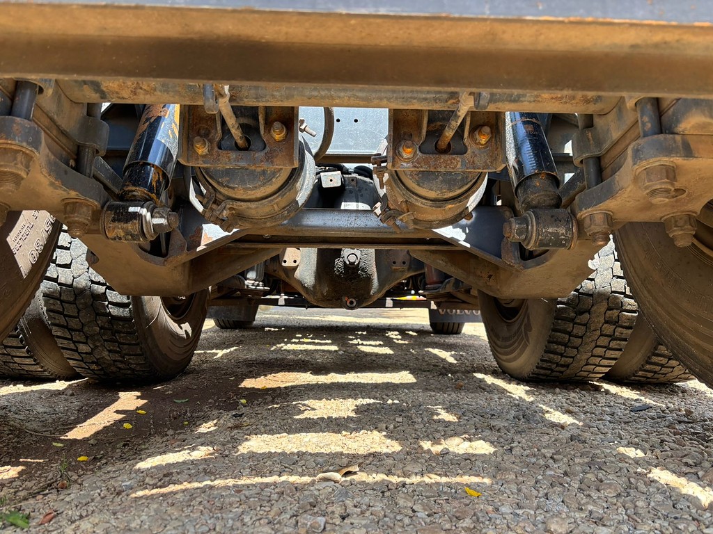 Caminhão VOLVO FH 400 Cavalo Mecânico ANO 2009 de Peregrino Caminhões no Paraná