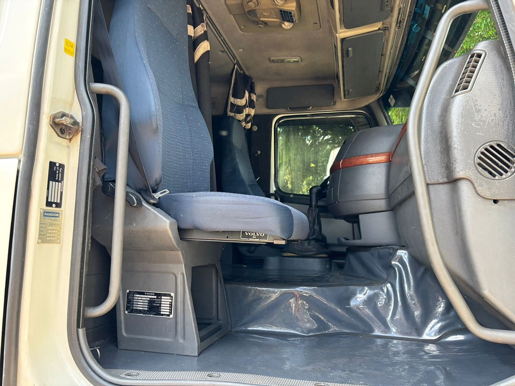 Caminhão VOLVO FH 400 Cavalo Mecânico ANO 2009 de Peregrino Caminhões no Paraná