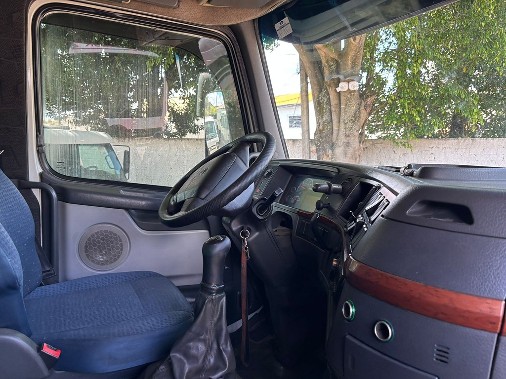 Caminhão VOLVO FH 400 Cavalo Mecânico ANO 2009 de Peregrino Caminhões no Paraná