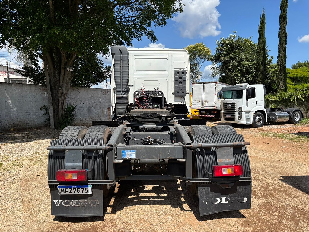 Caminhão VOLVO FH 400 Cavalo Mecânico ANO 2009 de Peregrino Caminhões no Paraná