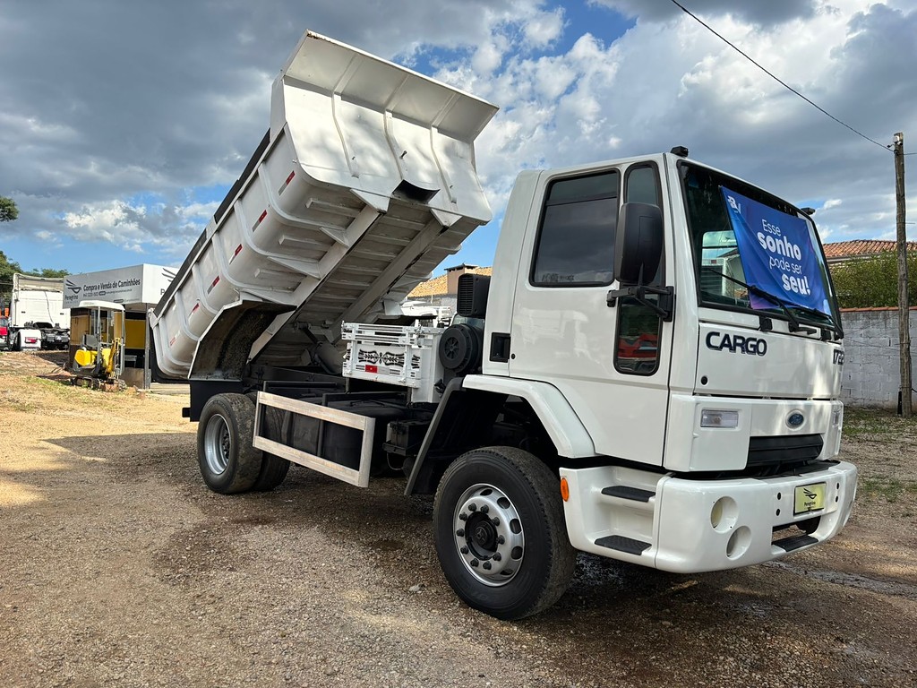 Caminhão FORD CARGO 1722 Caçamba Basculante ANO 2009 de Peregrino Caminhões no Paraná