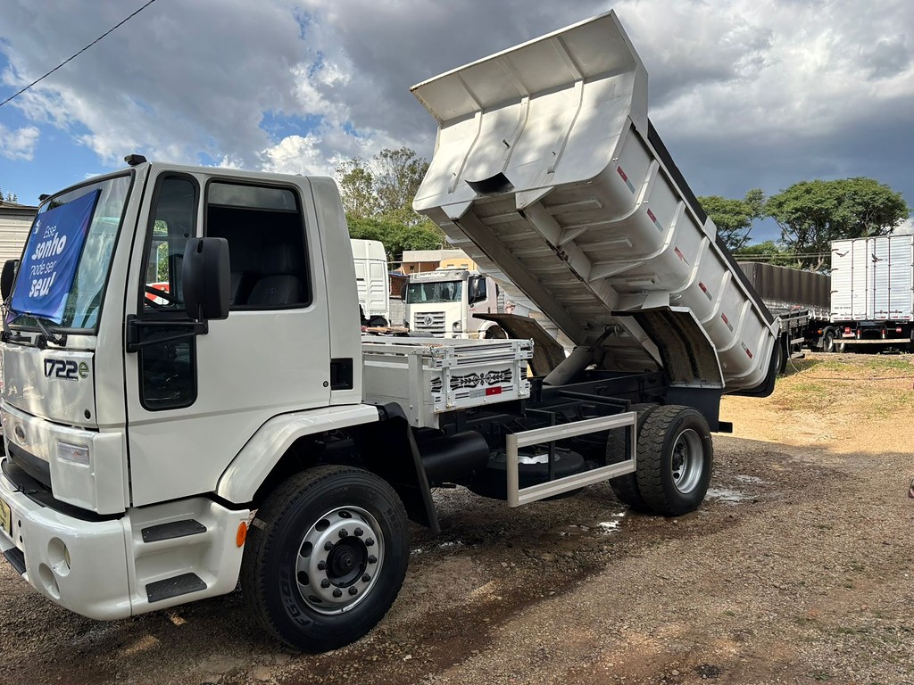 Caminhão FORD CARGO 1722 Caçamba Basculante ANO 2009 de Peregrino Caminhões no Paraná