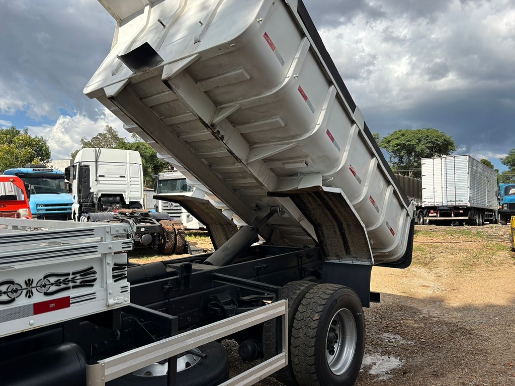 Caminhão FORD CARGO 1722 Caçamba Basculante ANO 2009 de Peregrino Caminhões no Paraná