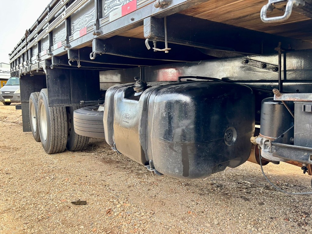 Caminhão FORD CARGO 2422 Carroceria ANO 2011 de Peregrino Caminhões no Paraná