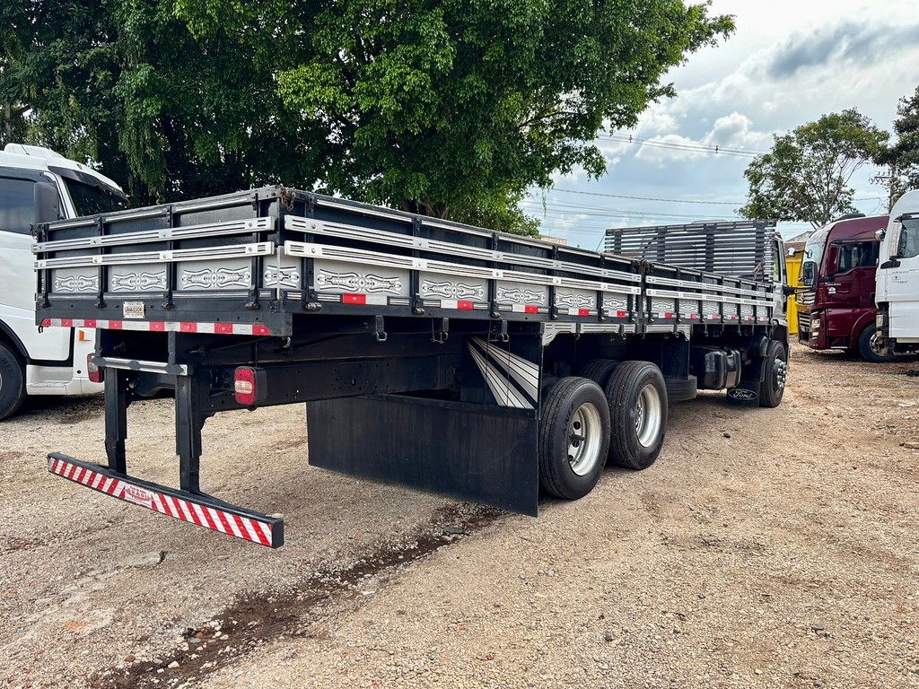 Caminhão FORD CARGO 2422 Carroceria ANO 2011 de Peregrino Caminhões no Paraná