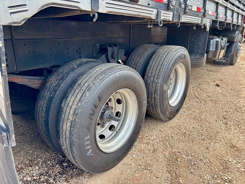 Caminhão FORD CARGO 2422 Carroceria ANO 2011 de Peregrino Caminhões no Paraná