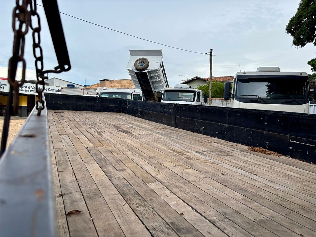 Caminhão FORD CARGO 2422 Carroceria ANO 2011 de Peregrino Caminhões no Paraná